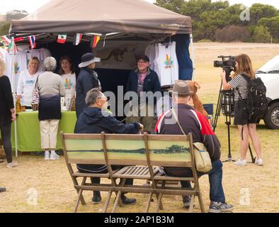 Giovane donna registra video di Penneshaw mercato frequentato dai passeggeri del Sun Princess nave da crociera su Kangaroo Island, in Australia. Foto Stock