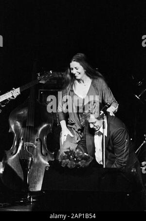 Johnny Cash, Paese amerikanischer Sänger und Songschreiber, bei einem Konzert in Hamburg mit Ehefrau Giugno Carter Cash, Deutschland um 1981. Paese americano cantante e song writer Johnny Cash e la moglie June Carter Cash eseguendo a Amburgo, Germania, intorno al 1981. Foto Stock