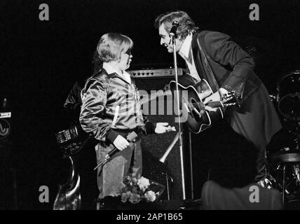 Johnny Cash, Paese amerikanischer Sänger und Songschreiber, Mit einem kleinen Jungen bei einem Konzert in Hamburg, Deutschland um 1981. Paese americano cantante e song writer Johnny Cash eseguendo con un ragazzino a Amburgo, Germania, intorno al 1981. Foto Stock