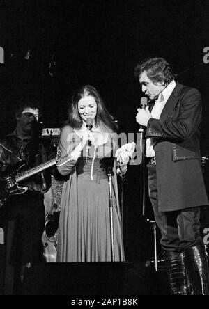 Johnny Cash, Paese amerikanischer Sänger und Songschreiber, bei einem Konzert in Hamburg mit Ehefrau Giugno Carter Cash, Deutschland um 1981. Paese americano cantante e song writer Johnny Cash e la moglie June Carter Cash eseguendo a Amburgo, Germania, intorno al 1981. Foto Stock