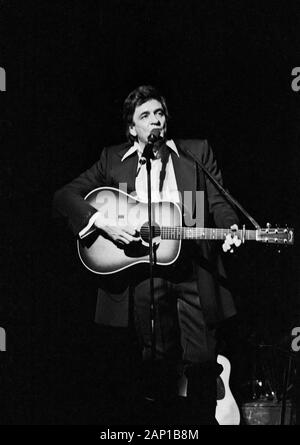 Johnny Cash, Paese amerikanischer Sänger und Songschreiber, bei einem Konzert in Hamburg, Deutschland um 1981. Paese americano cantante e song writer Johnny Cash eseguendo a Amburgo, Germania, intorno al 1981. Foto Stock