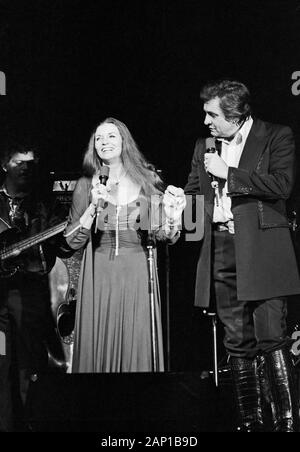 Johnny Cash, Paese amerikanischer Sänger und Songschreiber, bei einem Konzert in Hamburg mit Ehefrau Giugno Carter Cash, Deutschland um 1981. Paese americano cantante e song writer Johnny Cash e la moglie June Carter Cash eseguendo a Amburgo, Germania, intorno al 1981. Foto Stock