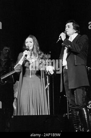 Johnny Cash, Paese amerikanischer Sänger und Songschreiber, bei einem Konzert in Hamburg mit Ehefrau Giugno Carter Cash, Deutschland um 1981. Paese americano cantante e song writer Johnny Cash e la moglie June Carter Cash eseguendo a Amburgo, Germania, intorno al 1981. Foto Stock