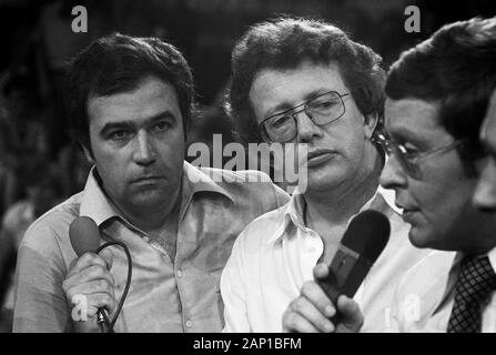 Dieter Thomas Heck, deutscher moderatore und Entertainer zwischen Rainer Holbe (links) und Horst Schättle, Deutschland um 1980. TV tedesca presenter Dieter Thomas Ontrollare tra Rainer Holbe (sinistra) e Horst Schaettle a Amburgo, Germania 1980. Foto Stock