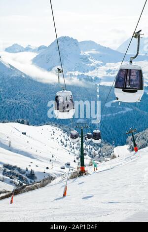 Monocable telecabina a Val di Fassa ski resort in Italia Foto Stock