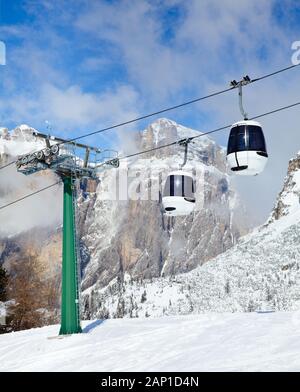 Monocable telecabina a Val di Fassa ski resort in Italia Foto Stock