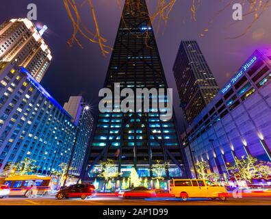 Chicago, Illinois, Stati Uniti - 4 Gennaio 2020: 875 N Michigan Ave, precedentemente noto come John Hancock Center di notte. Foto Stock