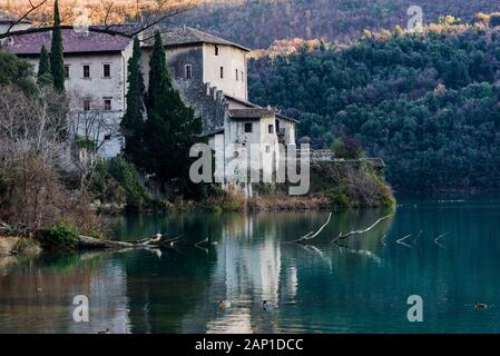 Castello medievale su un promontorio sul lago di Toblino. Foto Stock