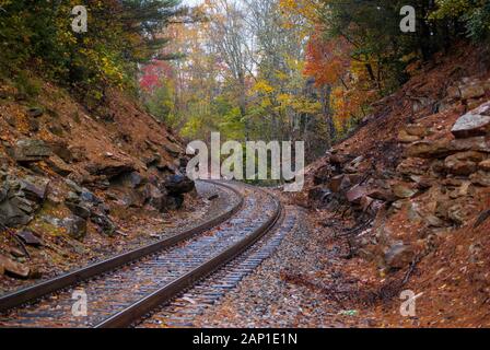 I binari della ferrovia che va intorno alla curva Foto Stock