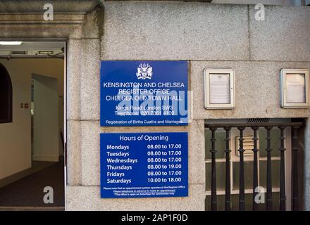 Esterno del Chelsea register office, con ingresso segno e ore di apertura, a Chelsea, Londra, Inghilterra Foto Stock