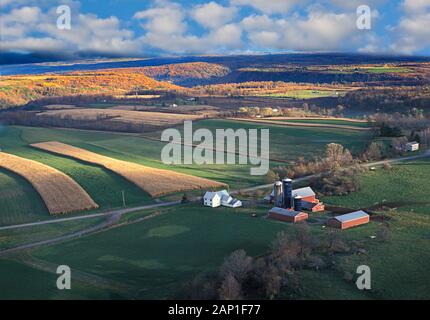 E la vista aerea dell'azienda agricola di famiglia in Mohawk Valley dello Stato di New York, Stati Uniti d'America Foto Stock