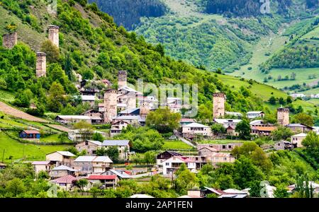 Città Mestia in Alta Svaneti, Georgia Foto Stock