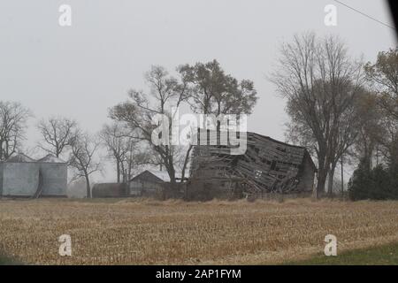 Nevicava su un vecchio capannone che è stato abbandonato e silos per il grano vicino Hoopeston, Illinois, Stati Uniti d'America Foto Stock