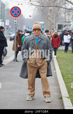 Milano, Italia - 14 gennaio 2019: l'uomo con il beige Giacca in velluto, pantaloni e cappuccio prima di Gucci fashion show, la Settimana della Moda Milanese street style Foto Stock