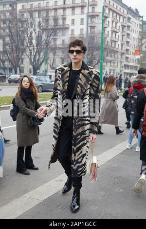 Milano, Italia - 14 gennaio 2019: l'uomo con il nero e beige zebrine rivestire a piedi prima di Gucci fashion show, la Settimana della Moda Milanese street style Foto Stock