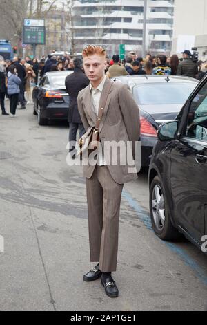 Milano, Italia - 14 gennaio 2019: l'uomo con la giacca beige e pantaloni prima di Gucci fashion show, la Settimana della Moda Milanese street style Foto Stock