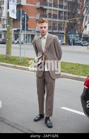 Milano, Italia - 14 gennaio 2019: l'uomo con la giacca beige e pantaloni prima di Gucci fashion show, la Settimana della Moda Milanese street style Foto Stock