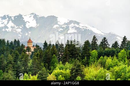 Paesaggio con una chiesa nelle montagne del Caucaso di Svaneti, Georgia Foto Stock