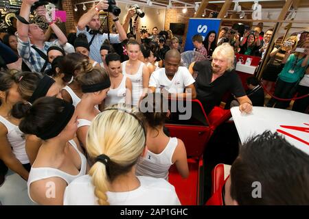 Johannesburg, Sud Africa - Ottobre 02, 2013: Richard Branson di Virgin Mobile Guinness World Record tentativo e raggiunto il raccordo 25 persone in un re Foto Stock