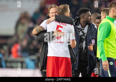 Markus GISDOL (sinistra, pullman, K) e Rafael CZICHOS (K) sono felice circa la vittoria, giubilo, tifo, tifo, gioia, entusiasmo, celebrare, finale di giubilo, mezza figura, mezza figura, calcio 1. Bundesliga, XVIII Giornata 1.FC Colonia (K) - VfL Wolfsburg (WOB) 3: 1, il 18 gennaio 2020 in Koeln/Germania. € | Utilizzo di tutto il mondo Foto Stock