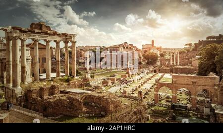 Vista panoramica del Foro Romano di Roma. Il Foro Romano è il resti di architettura dell'Impero Romano ed è uno dei principali luoghi di interesse turistico Foto Stock