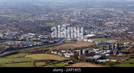 Vista aerea della Università di Essex Colchester Campus, con Colchester Town Center in background, Essex Foto Stock