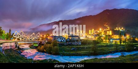 Mestia città con tradizionali torri Svan in Alta Svaneti, Georgia Foto Stock