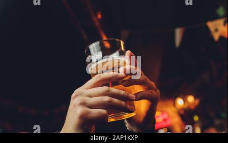 Bicchieri tintinnanti con alcool e tostatura, party Foto Stock