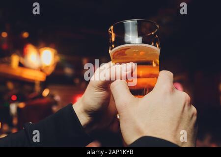 Bicchieri tintinnanti con alcool e tostatura, party Foto Stock