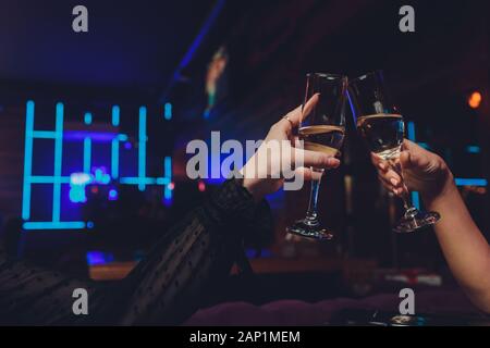 Bicchieri tintinnanti con alcool e tostatura, party Foto Stock