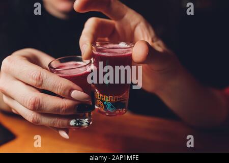 Bicchieri tintinnanti con alcool e tostatura, party Foto Stock