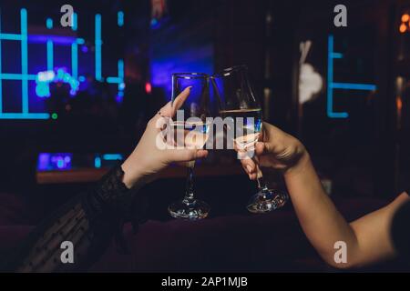 Bicchieri tintinnanti con alcool e tostatura, party Foto Stock