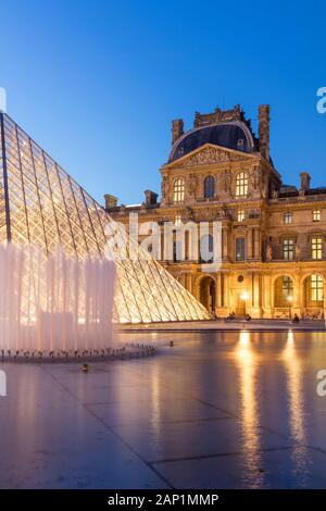 Twilight nel cortile del Musee du Louvre, Parigi, Ile-de-France, Francia Foto Stock