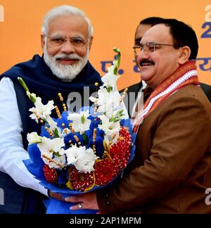 New Delhi, India. Xx gen, 2020. Jagat Prakash Nadda (R), il neo-eletto presidente della sentenza Bharatiya Janata Party (BJP), è congratulato da?Primo Ministro indiano Narendra modi durante la funzione al BJP sede a Nuova Delhi, India, 20 gennaio, 2020. In India la principale partito BJP lunedì eletto Jagat Prakash Nadda come nuovo presidente. Credito: Partha Sarkar/Xinhua/Alamy Live News Foto Stock