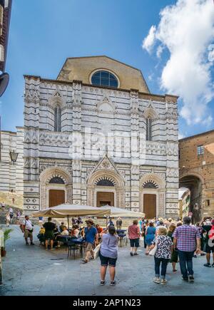 Facciata gotica del Battistero di San Giovanni a Siena, Toscana, Italia Foto Stock