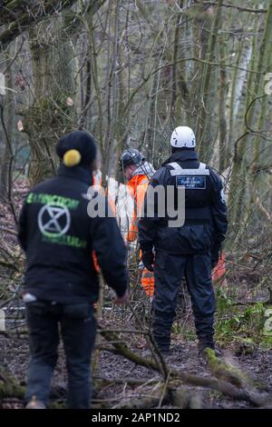 Harefield, UK. Il 20 gennaio, 2020. Gli appaltatori e l'esecuzione agenti che agiscono per conto di HS2 immettere la strada Harvil la tutela della fauna selvatica camp che fu rioccupata dagli attivisti dalla ribellione di estinzione, Stop HS2 e salvare il Colne Valley due giorni in precedenza. Alcuni attivisti, che cercano di proteggere antichi boschi minacciato dal collegamento ferroviario ad alta velocità, erano state sfrattate dal campo nel corso delle due settimane precedenti. Credito: Mark Kerrison/Alamy Live News Foto Stock