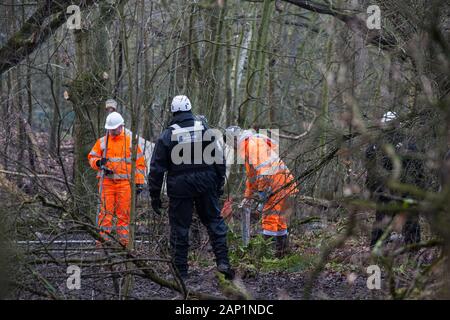 Harefield, UK. Il 20 gennaio, 2020. Gli appaltatori e l'esecuzione agenti che agiscono per conto di HS2 immettere la strada Harvil la tutela della fauna selvatica camp che fu rioccupata dagli attivisti dalla ribellione di estinzione, Stop HS2 e salvare il Colne Valley due giorni in precedenza. Alcuni attivisti, che cercano di proteggere antichi boschi minacciato dal collegamento ferroviario ad alta velocità, erano state sfrattate dal campo nel corso delle due settimane precedenti. Credito: Mark Kerrison/Alamy Live News Foto Stock