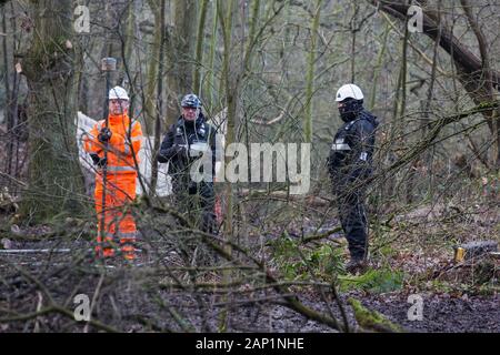 Harefield, UK. Il 20 gennaio, 2020. Gli appaltatori e l'esecuzione agenti che agiscono per conto di HS2 immettere la strada Harvil la tutela della fauna selvatica camp che fu rioccupata dagli attivisti dalla ribellione di estinzione, Stop HS2 e salvare il Colne Valley due giorni in precedenza. Alcuni attivisti, che cercano di proteggere antichi boschi minacciato dal collegamento ferroviario ad alta velocità, erano state sfrattate dal campo nel corso delle due settimane precedenti. Credito: Mark Kerrison/Alamy Live News Foto Stock