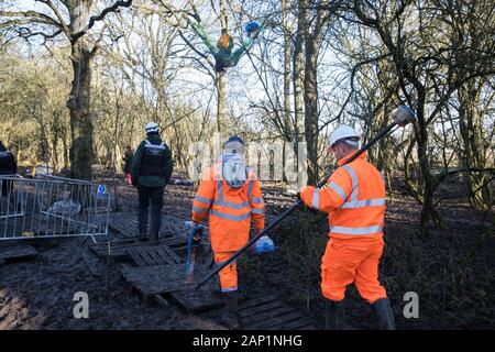 Harefield, UK. Il 20 gennaio, 2020. Gli appaltatori e l'esecuzione agenti che agiscono per conto di HS2 immettere la strada Harvil la tutela della fauna selvatica camp che fu rioccupata dagli attivisti dalla ribellione di estinzione, Stop HS2 e salvare il Colne Valley due giorni in precedenza. Alcuni attivisti, che cercano di proteggere antichi boschi minacciato dal collegamento ferroviario ad alta velocità, erano state sfrattate dal campo nel corso delle due settimane precedenti. Credito: Mark Kerrison/Alamy Live News Foto Stock