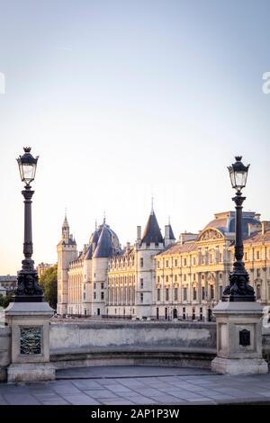 La mattina presto vista la Conciergerie dal Pont Neuf, Parigi, Ile-de-France, Francia Foto Stock