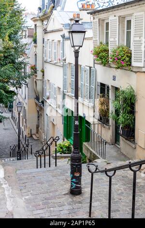 Passi lungo la Rue André Antoine in Montmartre, Parigi, Francia Foto Stock