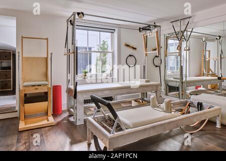 Stanza principale con le attrezzature. Zed Studio Pilates, Londra, Regno Unito. Architetto: N/A, 2019. Foto Stock
