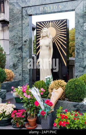 Grave e memoriale della cantante e attrice Dalida (Yolande Gigliotti 1933-1987) in Montmartre, Parigi, Francia Foto Stock