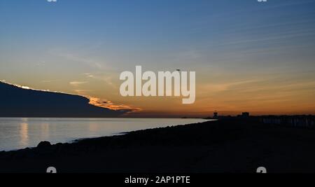 Shoreham-da-Sea Regno Unito 20 Gennaio 2020 - Il drammatico nuvole e tramonto sulla spiaggia a Shoreham-da-mare e appena a Ovest di Brighton nel Sussex . Credito: Simon Dack / Alamy Live News Foto Stock