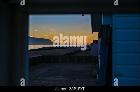 Shoreham-da-Sea Regno Unito 20 Gennaio 2020 - Il drammatico nuvole e tramonto sulla spiaggia a Shoreham-da-mare e appena a Ovest di Brighton nel Sussex . Credito: Simon Dack / Alamy Live News Foto Stock