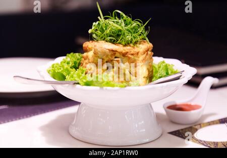 Tradizionali asiatici cibo tailandese, cucina, carne di granchio frittata o omelette, più preferito e il famoso Thai fast food piatto comunemente servito come cibo di strada a cas Foto Stock