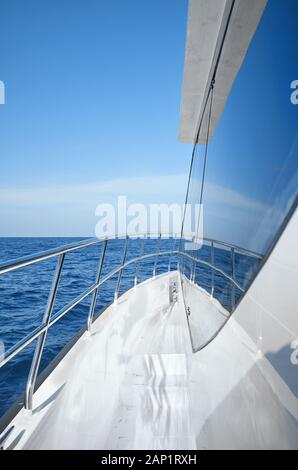 Moderna imbarcazione lato e ringhiera in una giornata di sole, viaggi di lusso concetto. Foto Stock