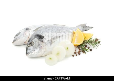 Fresh Dorado pesci e spezie isolati su sfondo bianco Foto Stock