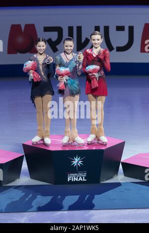 Alysa Liu di gli Stati Uniti di America, Viktoria Vasilieva della Russia e di Daria Usacheva della Russia durante la junior ladies vittoria cerimonia al Palavela Foto Stock