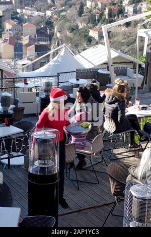 Rijeka, Croazia. Cameriera in Santa costume. Umore prenatalizio in 'Vintage cafe' a Trsatska Gradina Trsat (castello) Foto Stock